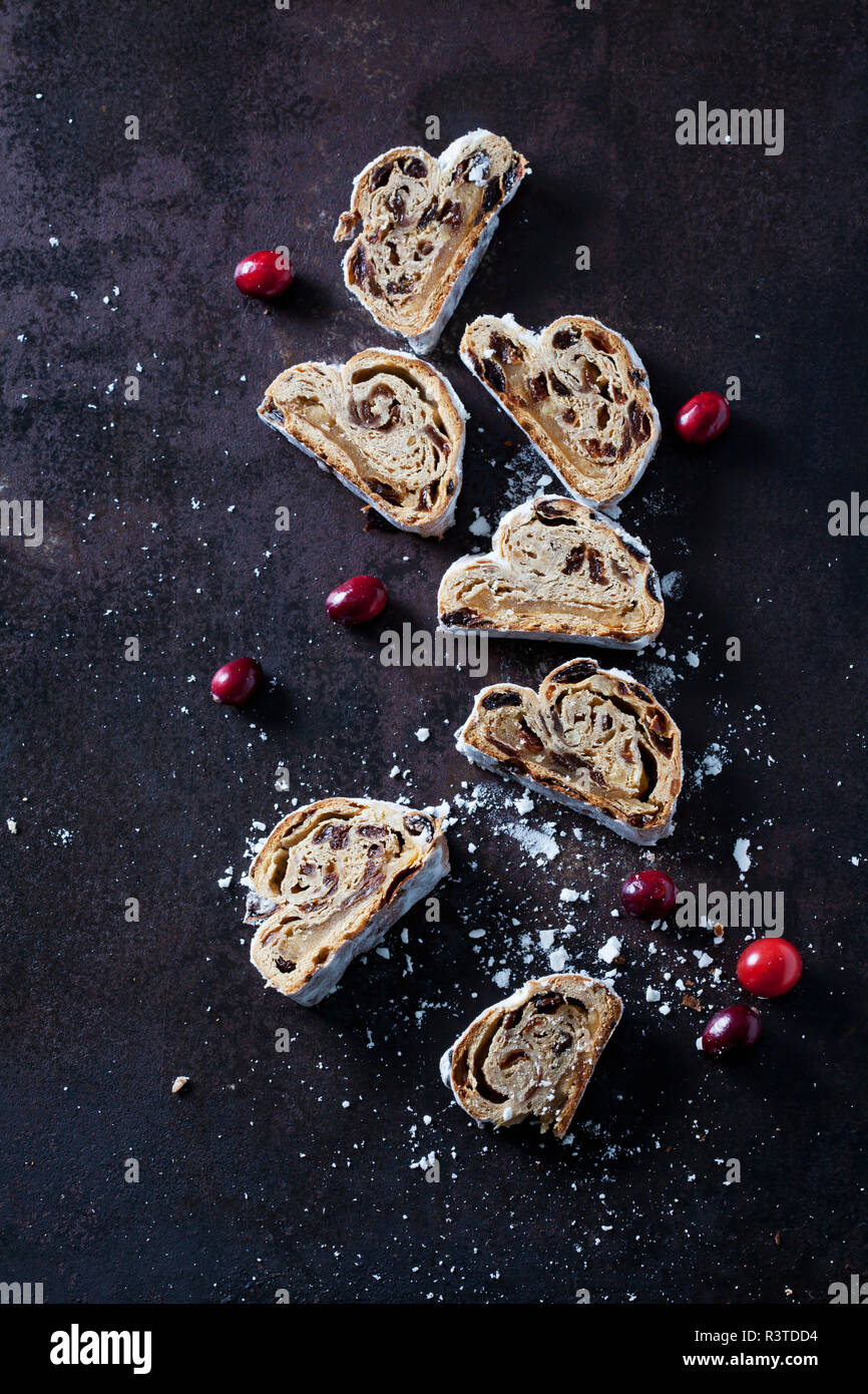 Tagliate a fette il Natale lo Stollen con zucchero a velo Foto Stock