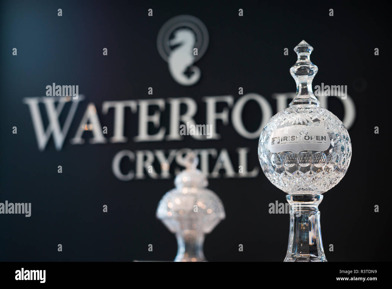 L'Irlanda, nella contea di Waterford, Waterford, Waterford Crystal complessa, Waterford Crystal showroom interno, crystal Irish Open trofeo di golf Foto Stock