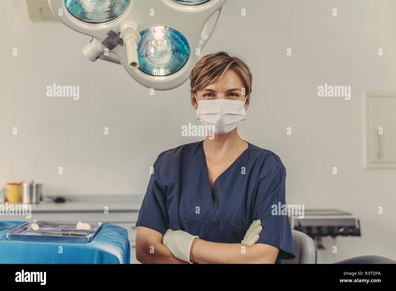 Chirurgo dentista indossando mascherina chirurgica, ritratto Foto Stock