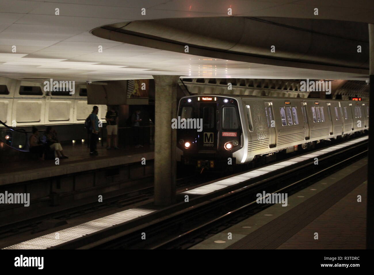 Una serie 7000 treno WMATA tira in una stazione. Metropolitana di Washington DC. Foto Stock