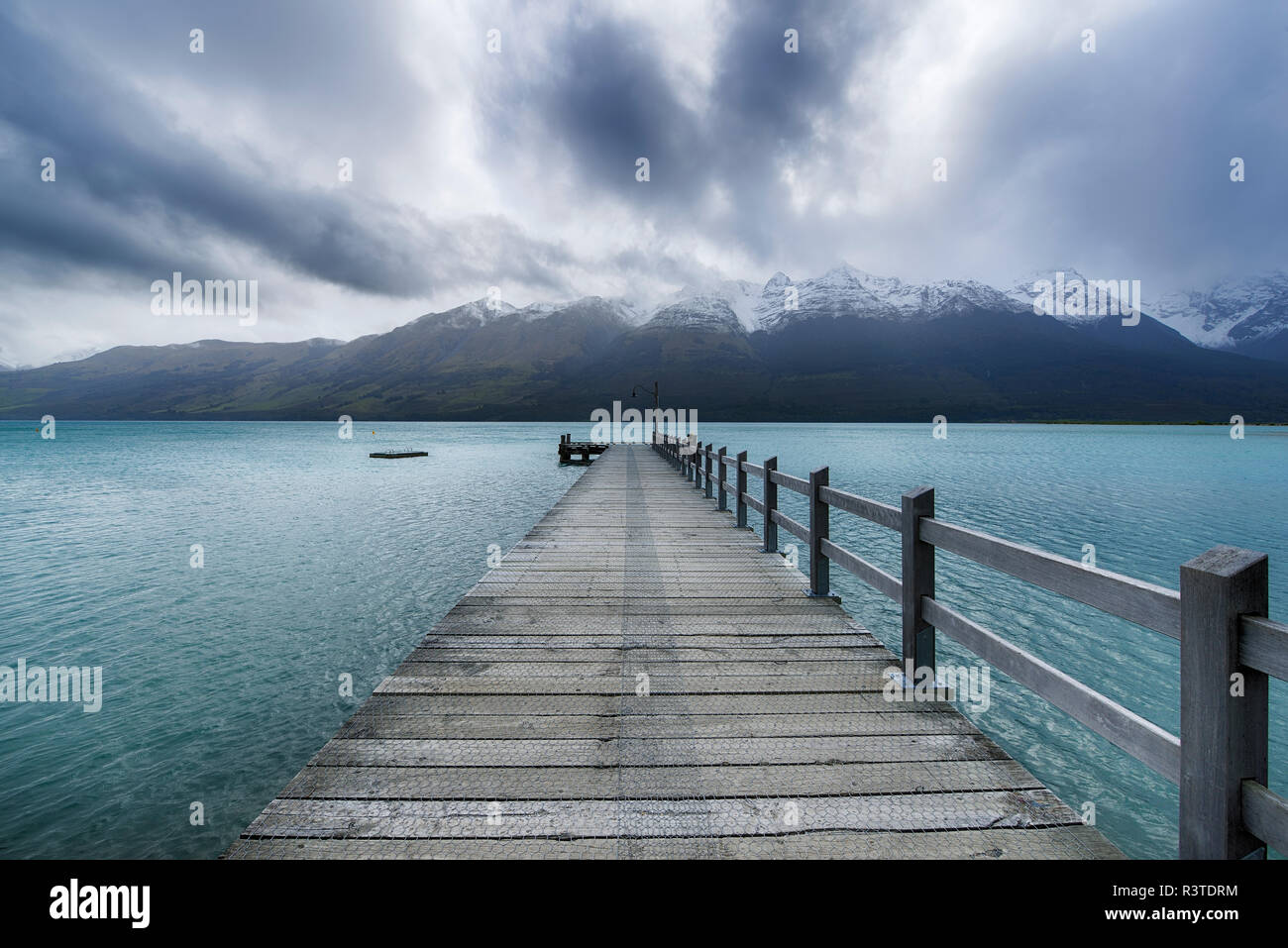 Nuova Zelanda, Isola del Sud, Glenorchy, lago di Wakatipu con pontile vuota Foto Stock