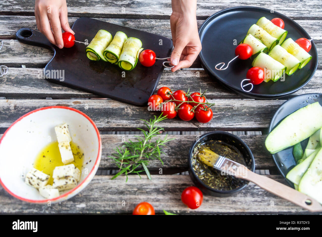 Grill vegetariano spiedini, pomodori e zucchine a fette, formaggio di pecora Foto Stock