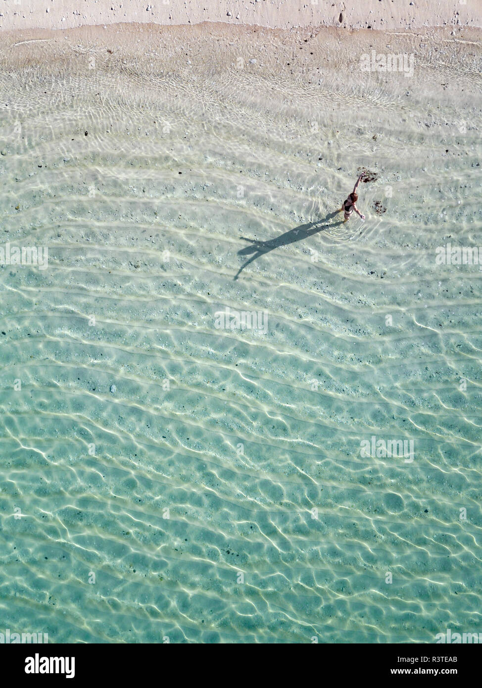 Indonesia, Bali, Melasti, vista aerea del Karma Kandara beach, donna dal di sopra Foto Stock