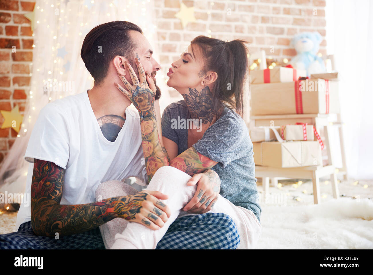 Felice coppia giovane a casa al tempo di Natale Foto Stock