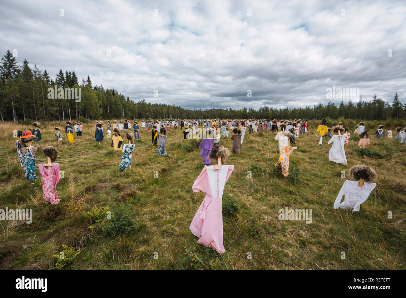 Finlandia, Suomussalmi, il popolo silenzioso, arte progetto con la folla di spaventare i corvi Foto Stock