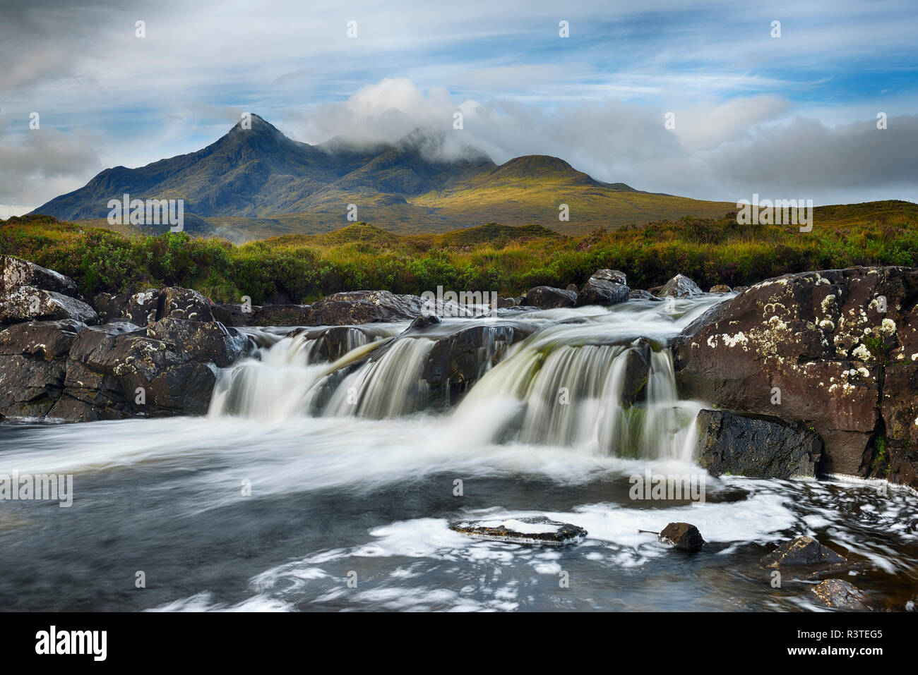 Regno Unito, Scozia, Highlands scozzesi, Isola di Skye, Cascata al fiume Sligachan con vista verso le montagne Cuillin Foto Stock