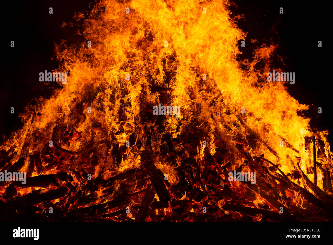 Blazing log fire, close-up Foto Stock