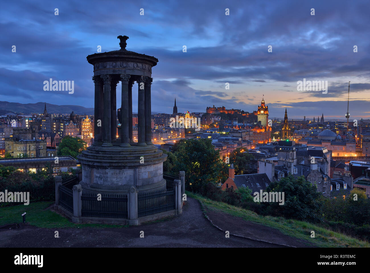 Regno Unito, Scozia, Edimburgo, vista sulla città da Carlton Hill con Dugald Stewart monumento in primo piano Foto Stock