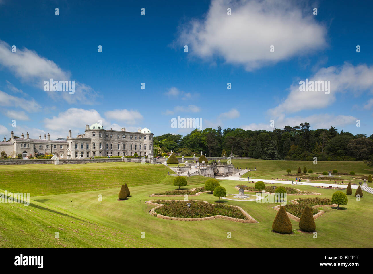 Irlanda, County Wicklow, Enniskerry, al Powerscourt Estate, al Powerscourt House dai Giardini Italiani Foto Stock