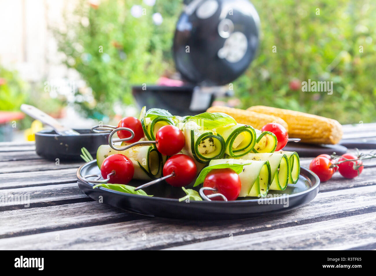 Grigliata grill vegetariano spiedini, pomodoro, formaggio di pecora e fette di zucchine Foto Stock