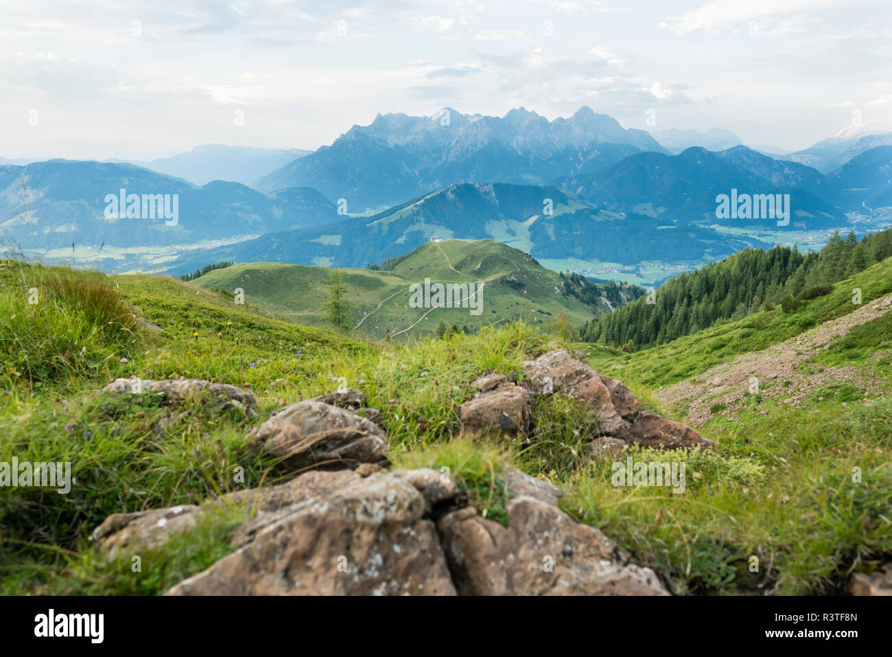Austria, Tirolo, Fieberbrunn, montagna panorama visto da Wildseeloder Foto Stock