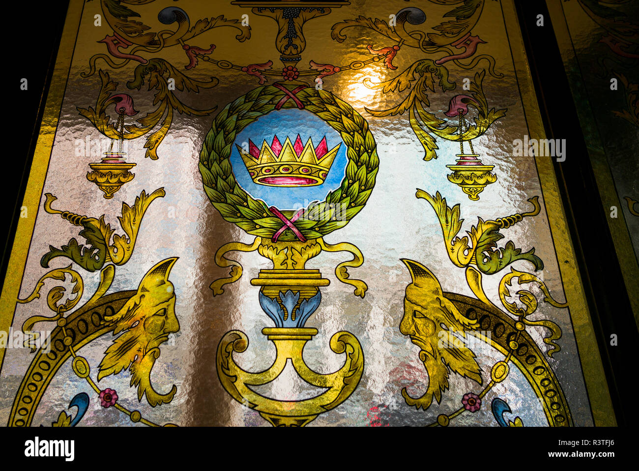 Regno Unito e Irlanda del Nord, Belfast, Crown Liquor Saloon, storico 1885 bar, vetrate colorate Foto Stock