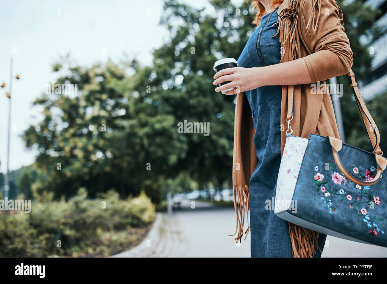 Donna di andare a lavorare con un prendere il caffè Foto Stock