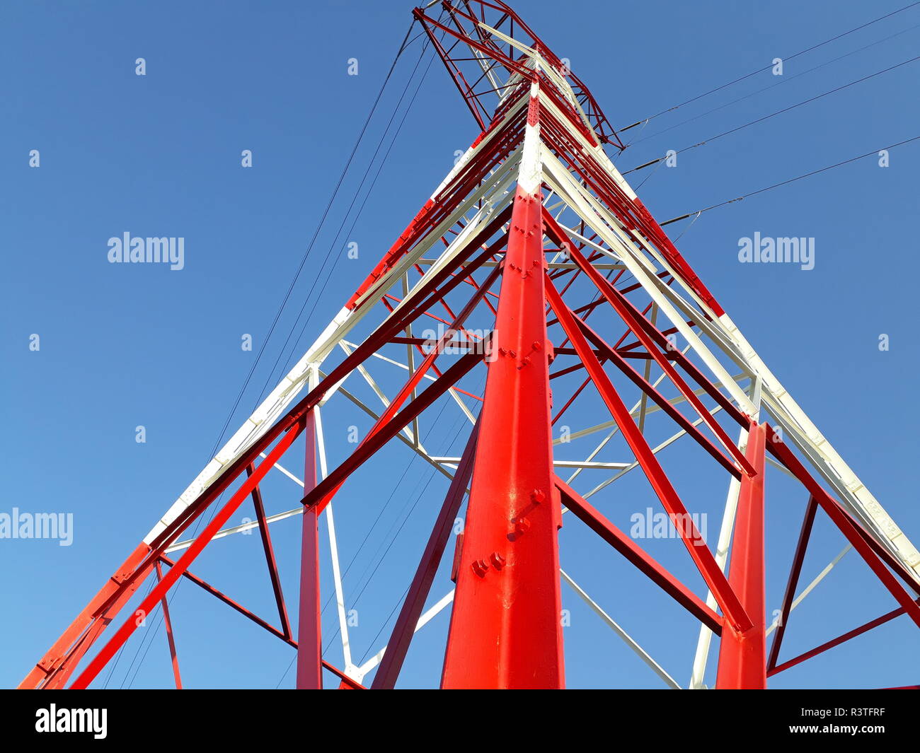 Dettaglio di alta tensione torri dipinte di rosso sulla cima di una montagna. Foto Stock