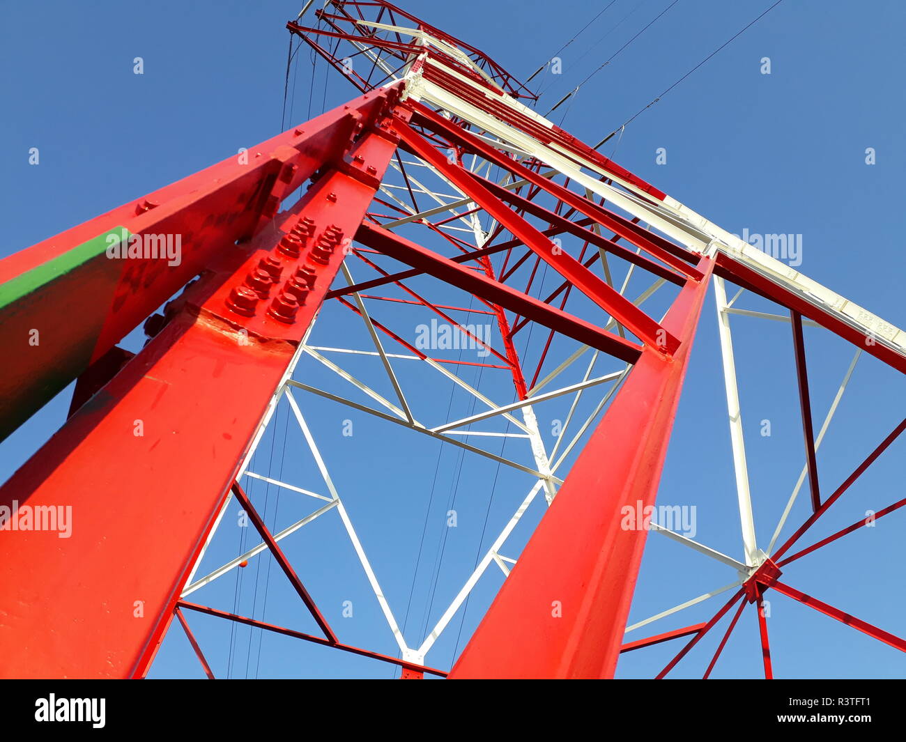 Dettaglio di alta tensione torri dipinte di rosso sulla cima di una montagna. Foto Stock