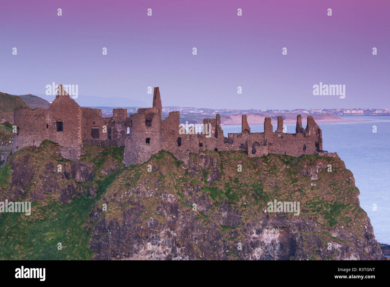 Regno Unito e Irlanda del Nord, nella contea di Antrim, Bushmills, Dunluce Castle rovine di Alba Foto Stock