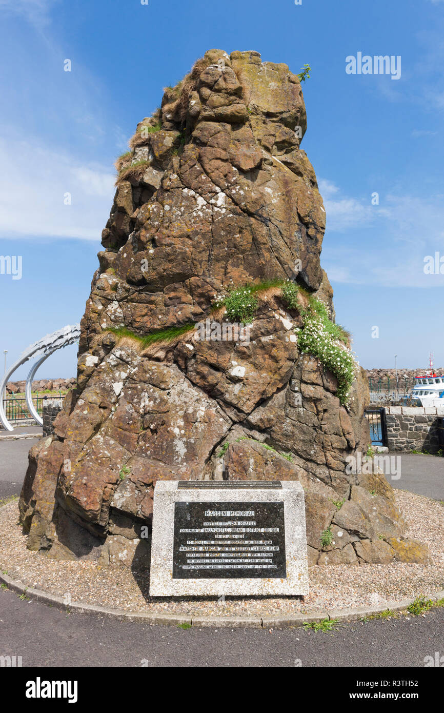 Regno Unito e Irlanda del Nord, nella contea di Antrim, Ballycastle, Marconi Memorial a 1898 Trasmissione wireless da questo punto di Rathlin Island Foto Stock