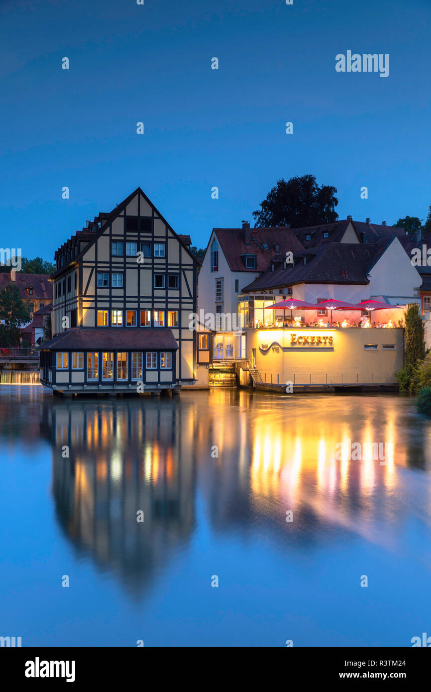 Hotel Nepomuk e Eckerts ristorante sul fiume Regnitz al crepuscolo, Bamberg (Patrimonio Mondiale dell'UNESCO), Baviera, Germania Foto Stock