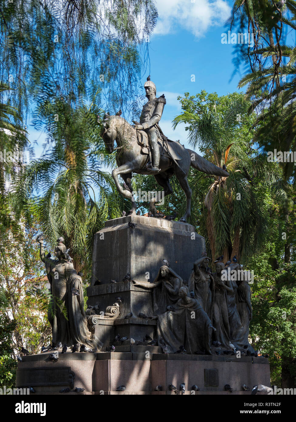 Plaza 9 de Julio, monumento commemorativo generale Jose de Arenales città di Salta, situato ai piedi delle Ande. Argentina, Sud America. Foto Stock