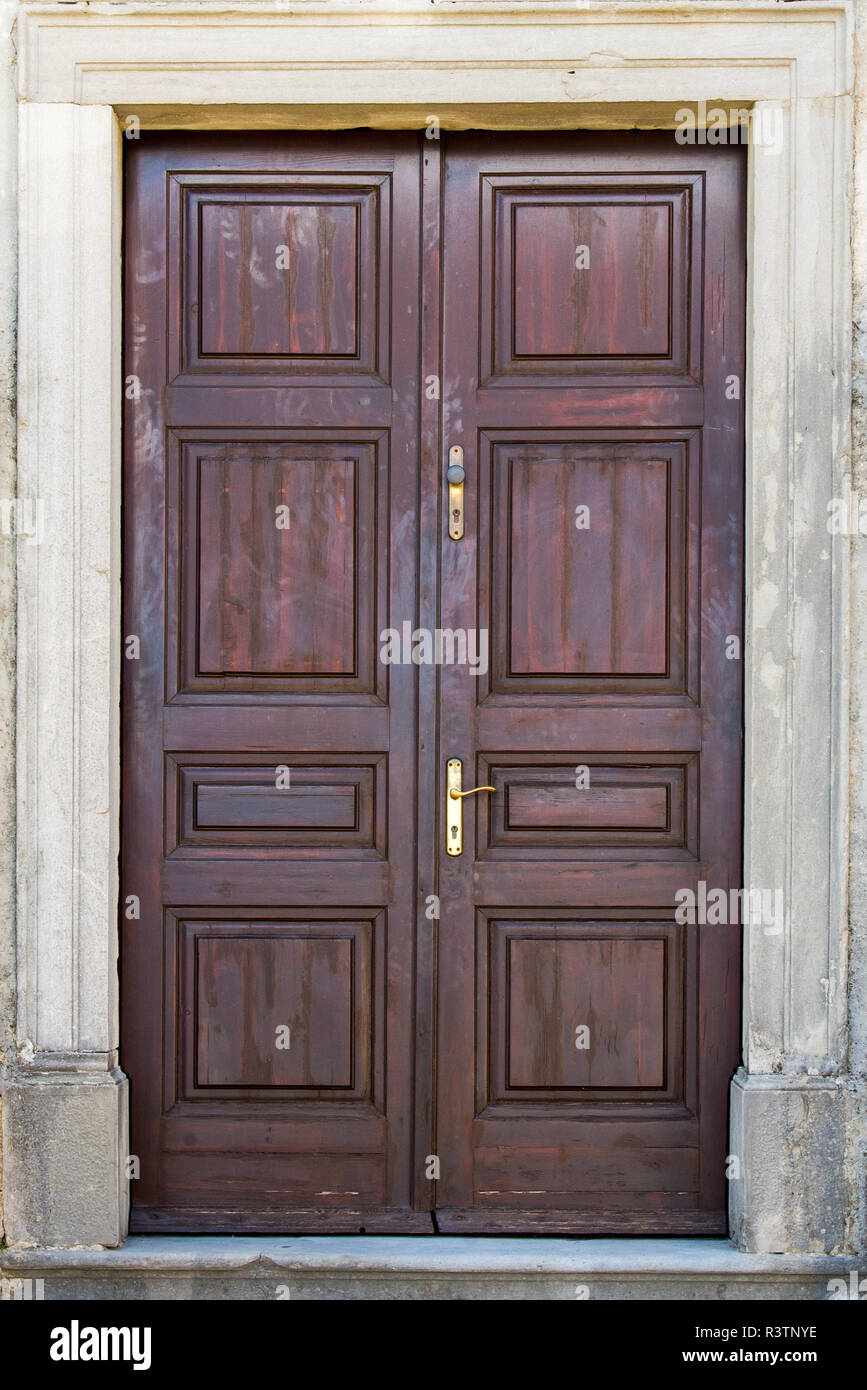 A doppia anta della porta anteriore brown Foto Stock