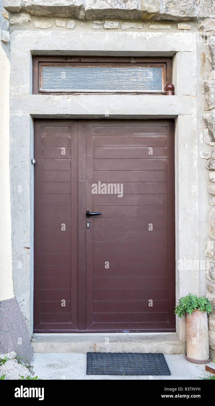 A doppia anta della porta anteriore brown Foto Stock