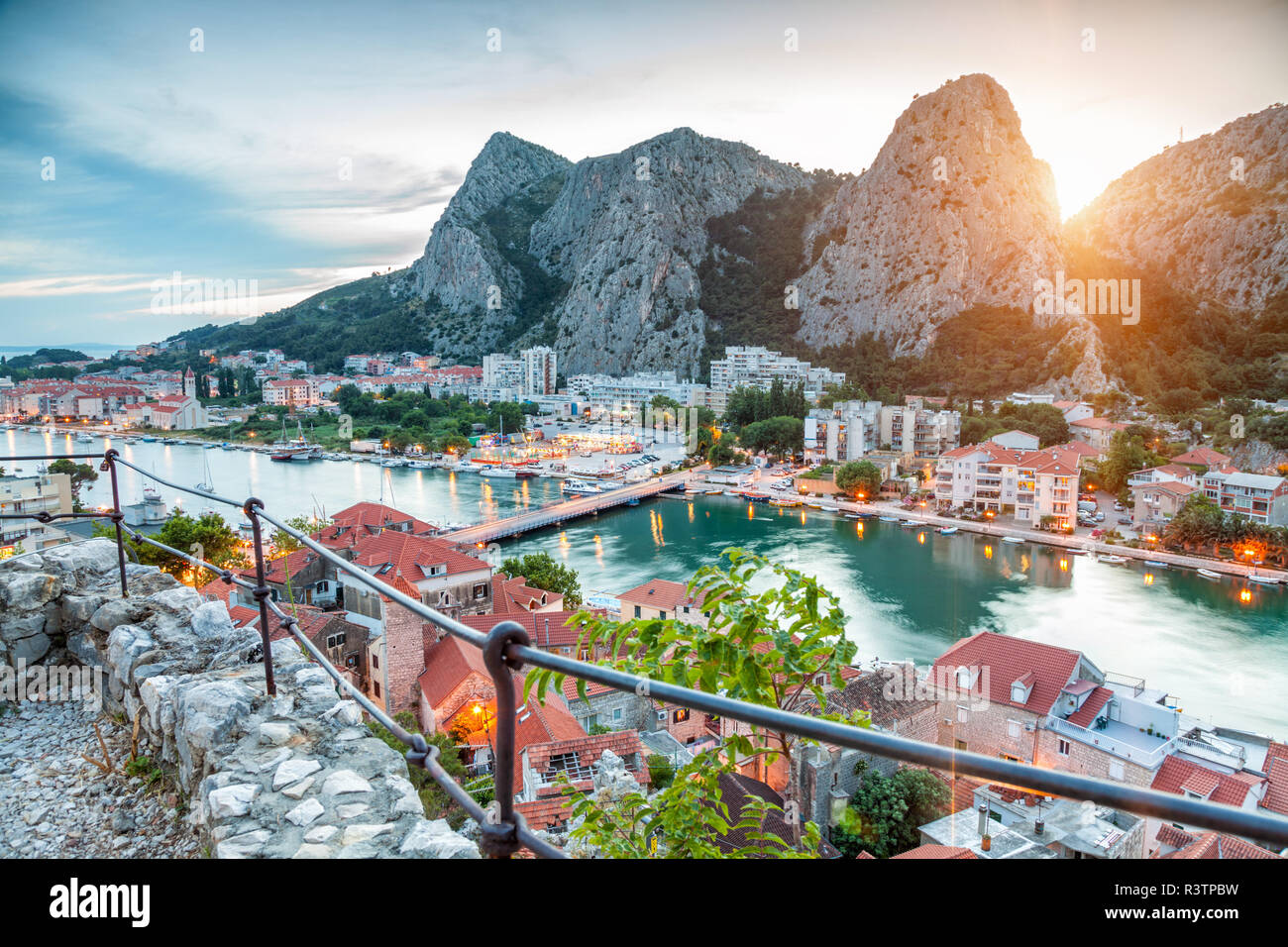 Vecchia città costiera di Omis in Croazia di notte Foto Stock