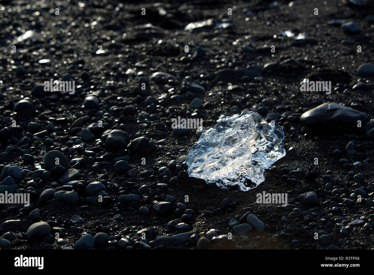 Blocco di ghiaccio sulla spiaggia di sabbia nera a laguna glaciale Jokulsarlon, Islanda Foto Stock