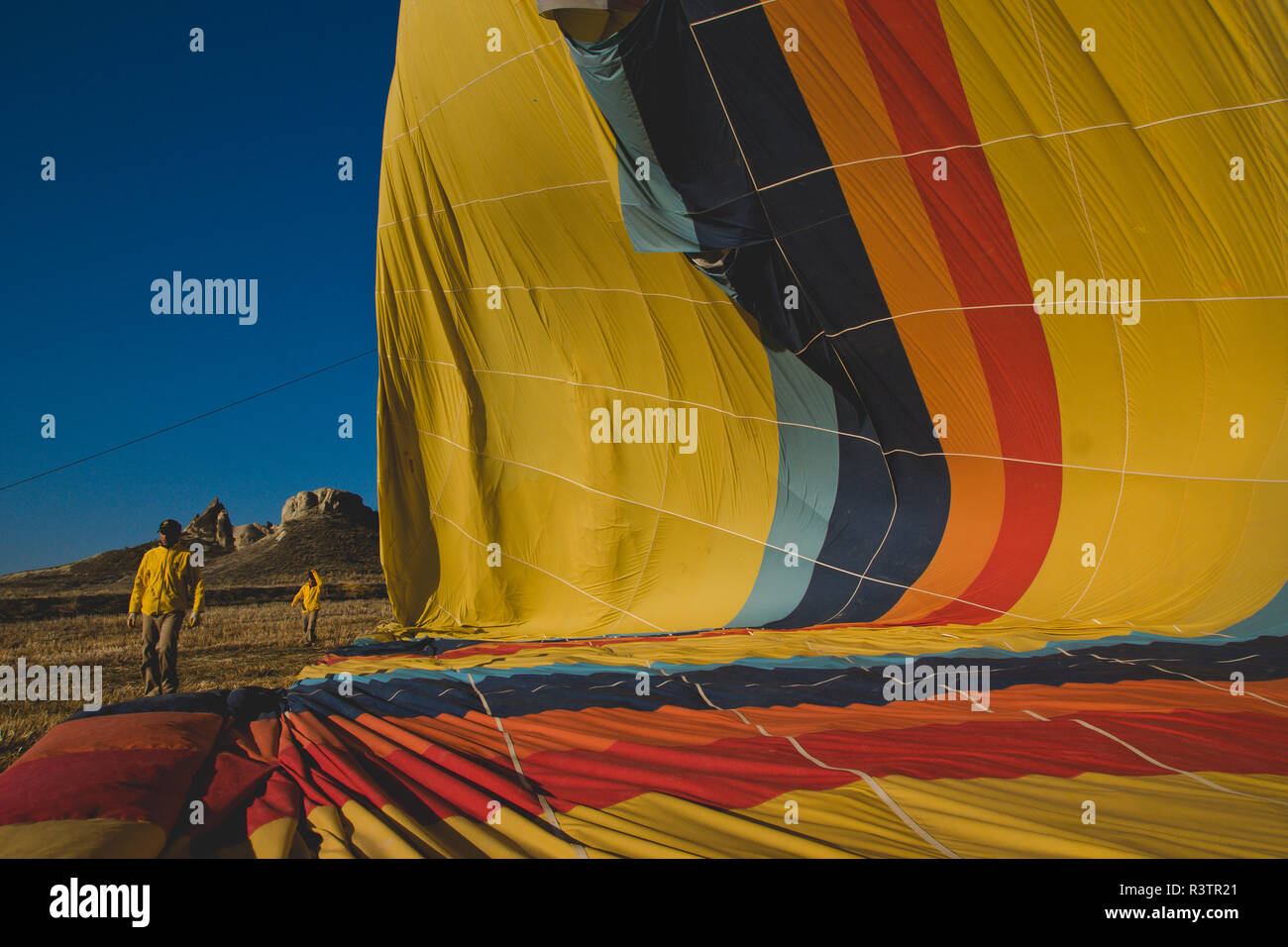Goreme, Turchia - Aprile 4, 2012: i palloni ad aria calda per i turisti volare sopra le formazioni rocciose a sunrise nella valle della Cappadocia. Foto Stock