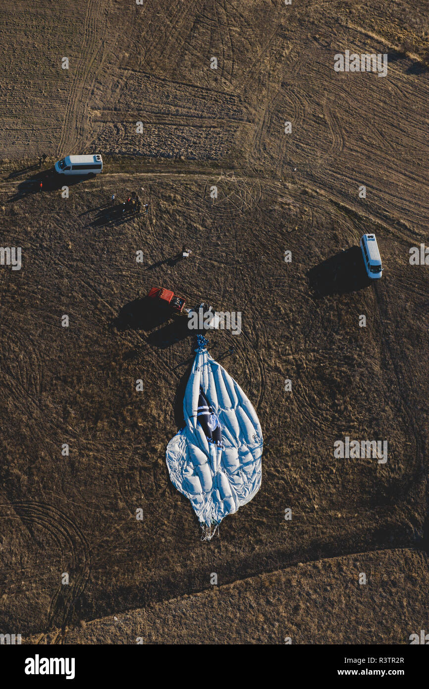 Goreme, Turchia - Aprile 4, 2012: i palloni ad aria calda per i turisti volare sopra le formazioni rocciose a sunrise nella valle della Cappadocia. Foto Stock