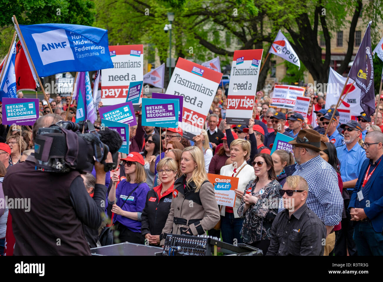 I funzionari pubblici, gli insegnanti e gli operatori sanitari a Hobart in Tasmania protestando fuori del Parlamento chiedono aumenti salariali. Foto Stock