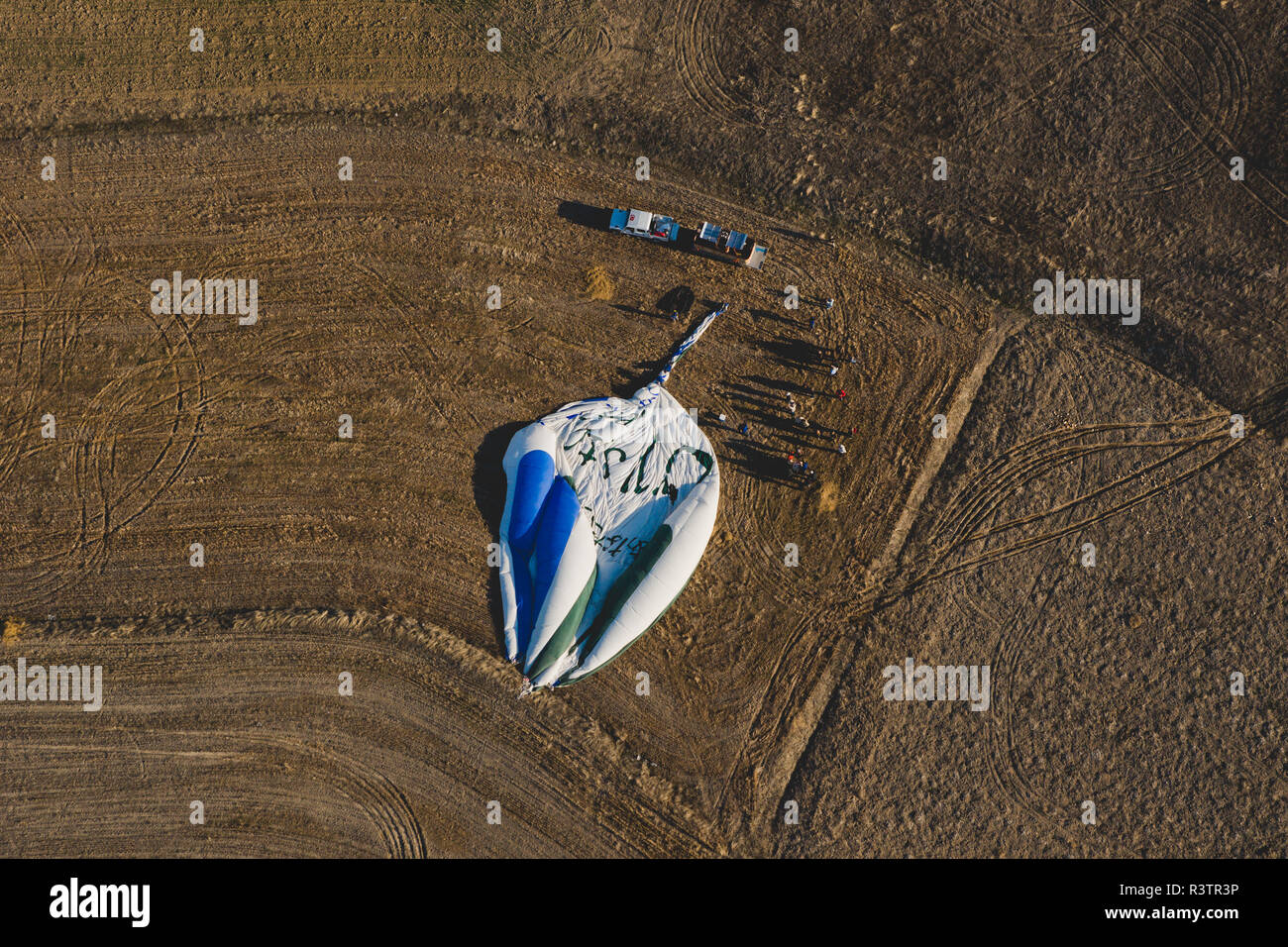 Goreme, Turchia - Aprile 4, 2012: i palloni ad aria calda per i turisti volare sopra le formazioni rocciose a sunrise nella valle della Cappadocia. Foto Stock