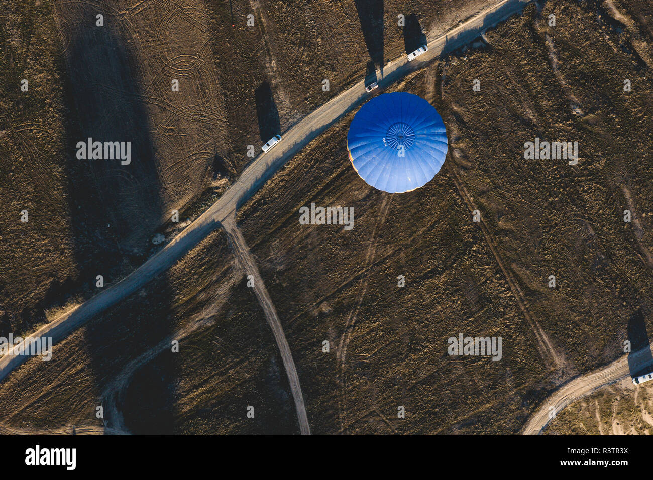 Goreme, Turchia - Aprile 4, 2012: i palloni ad aria calda per i turisti volare sopra le formazioni rocciose a sunrise nella valle della Cappadocia. Foto Stock