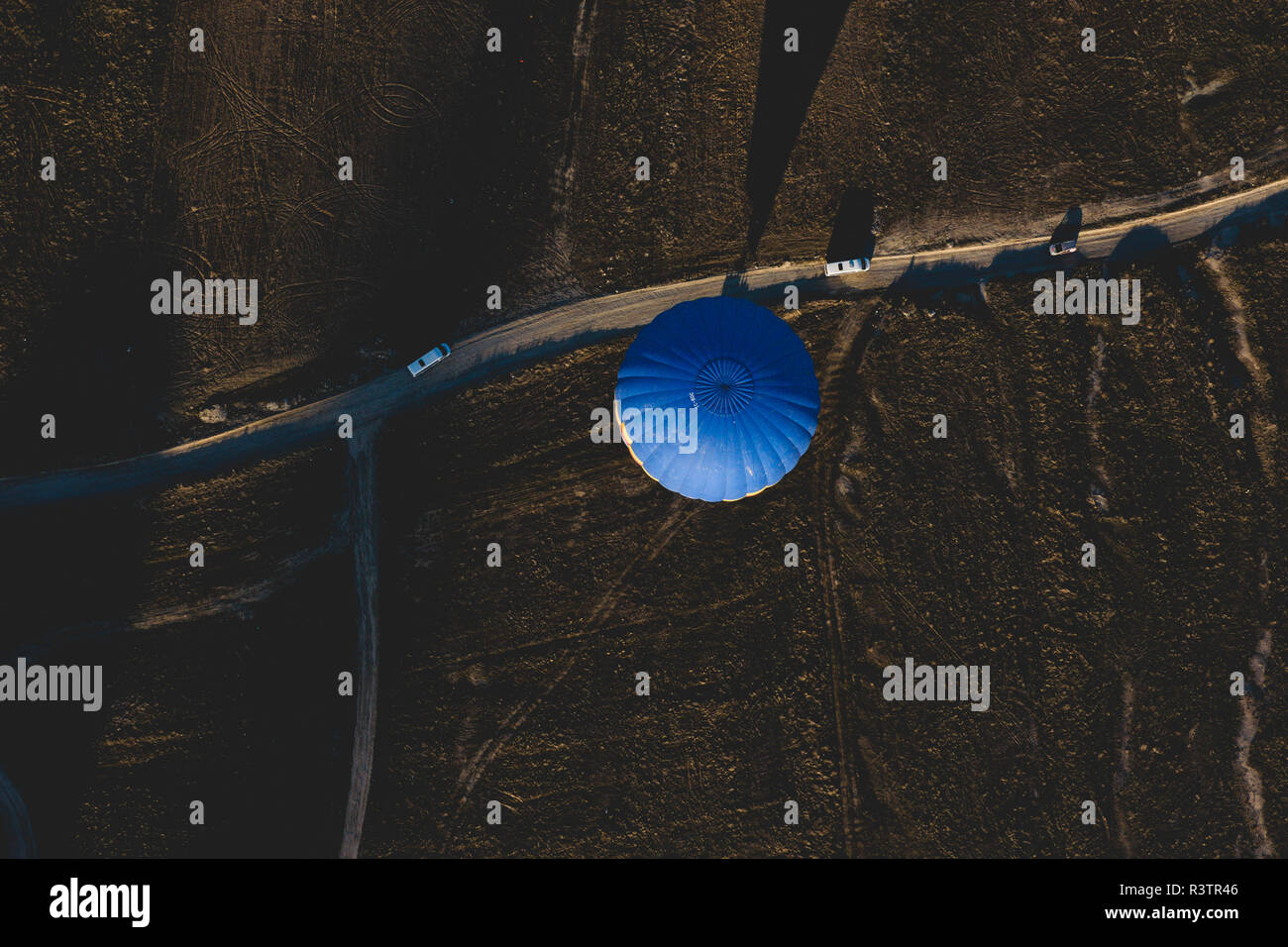 Goreme, Turchia - Aprile 4, 2012: i palloni ad aria calda per i turisti volare sopra le formazioni rocciose a sunrise nella valle della Cappadocia. Foto Stock