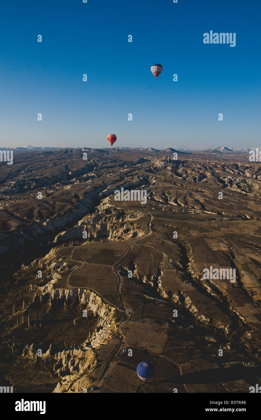 Goreme, Turchia - Aprile 4, 2012: i palloni ad aria calda per i turisti volare sopra le formazioni rocciose a sunrise nella valle della Cappadocia. Foto Stock