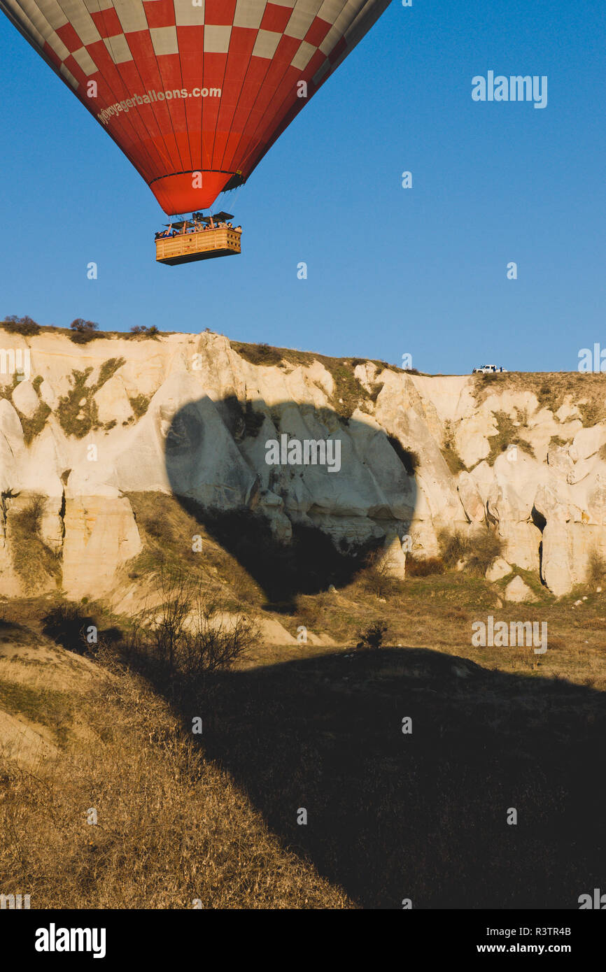 Goreme, Turchia - Aprile 4, 2012: i palloni ad aria calda per i turisti volare sopra le formazioni rocciose a sunrise nella valle della Cappadocia. Foto Stock