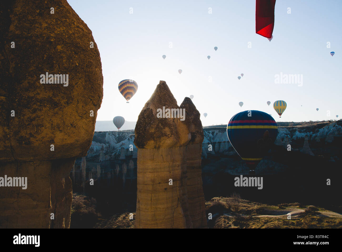 Goreme, Turchia - Aprile 4, 2012: i palloni ad aria calda per i turisti volare sopra le formazioni rocciose a sunrise nella valle della Cappadocia. Foto Stock