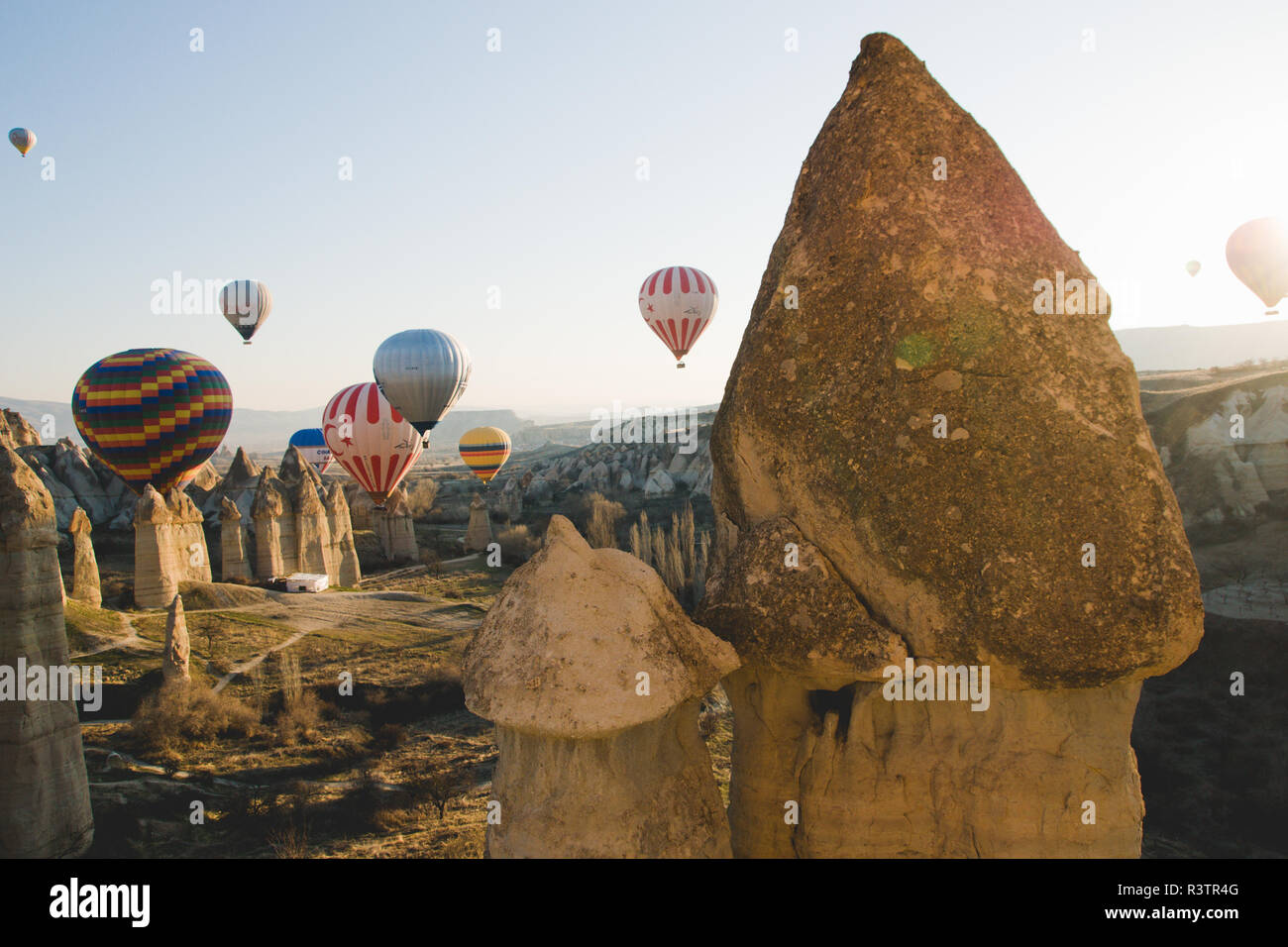 Goreme, Turchia - Aprile 4, 2012: i palloni ad aria calda per i turisti volare sopra le formazioni rocciose a sunrise nella valle della Cappadocia. Foto Stock