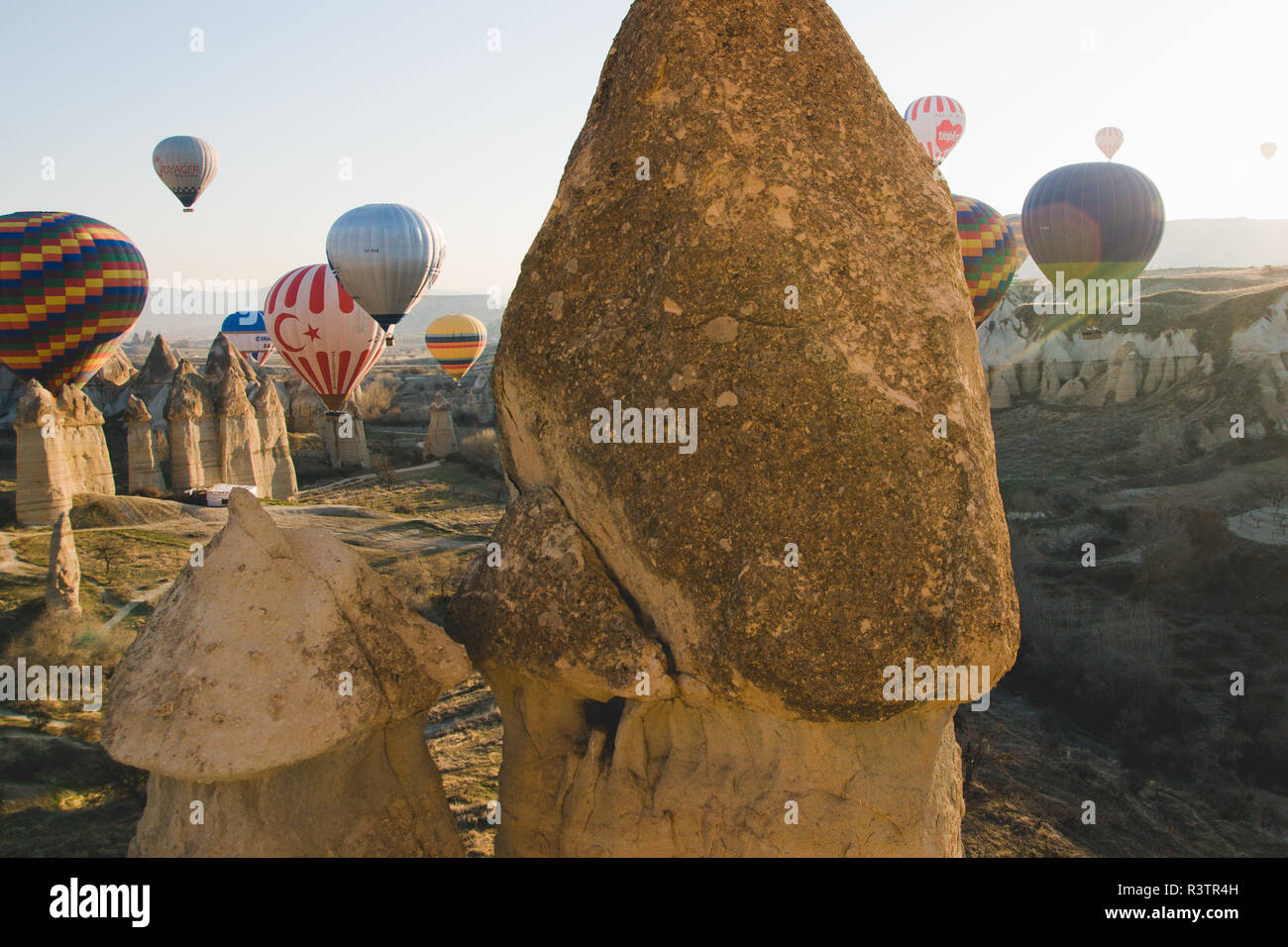 Goreme, Turchia - Aprile 4, 2012: i palloni ad aria calda per i turisti volare sopra le formazioni rocciose a sunrise nella valle della Cappadocia. Foto Stock