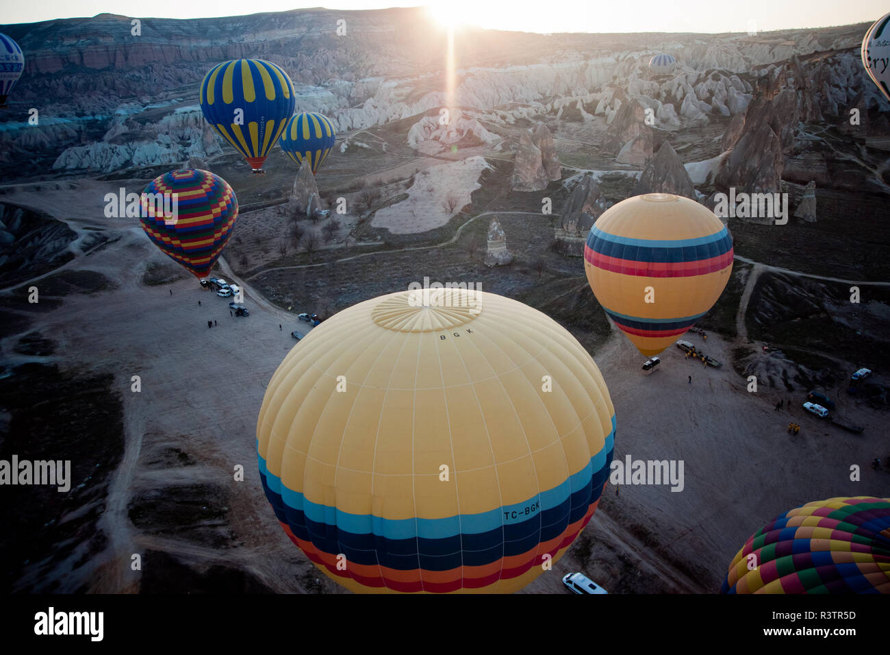 Goreme, Turchia - Aprile 4, 2012: i palloni ad aria calda per i turisti volare sopra le formazioni rocciose a sunrise nella valle della Cappadocia. Foto Stock