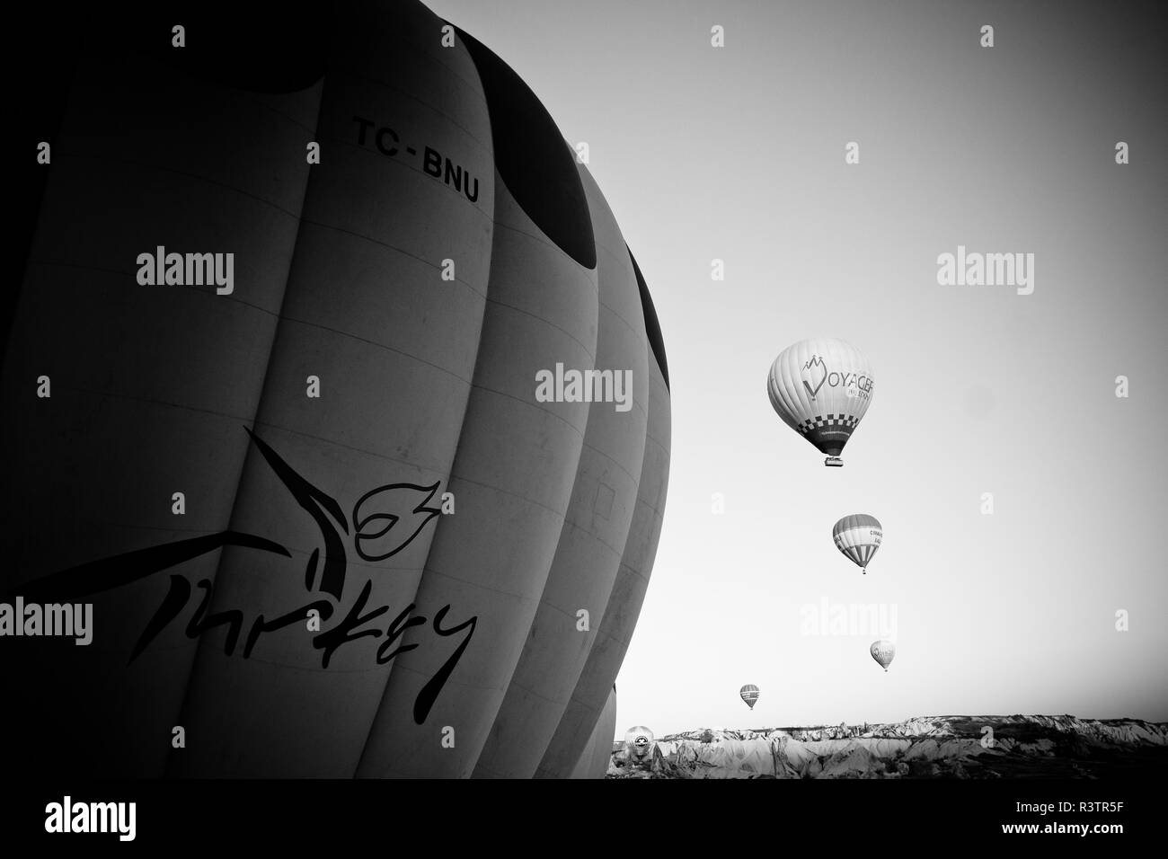 Goreme, Turchia - Aprile 4, 2012: i palloni ad aria calda per i turisti volare sopra le formazioni rocciose a sunrise nella valle della Cappadocia. Foto Stock