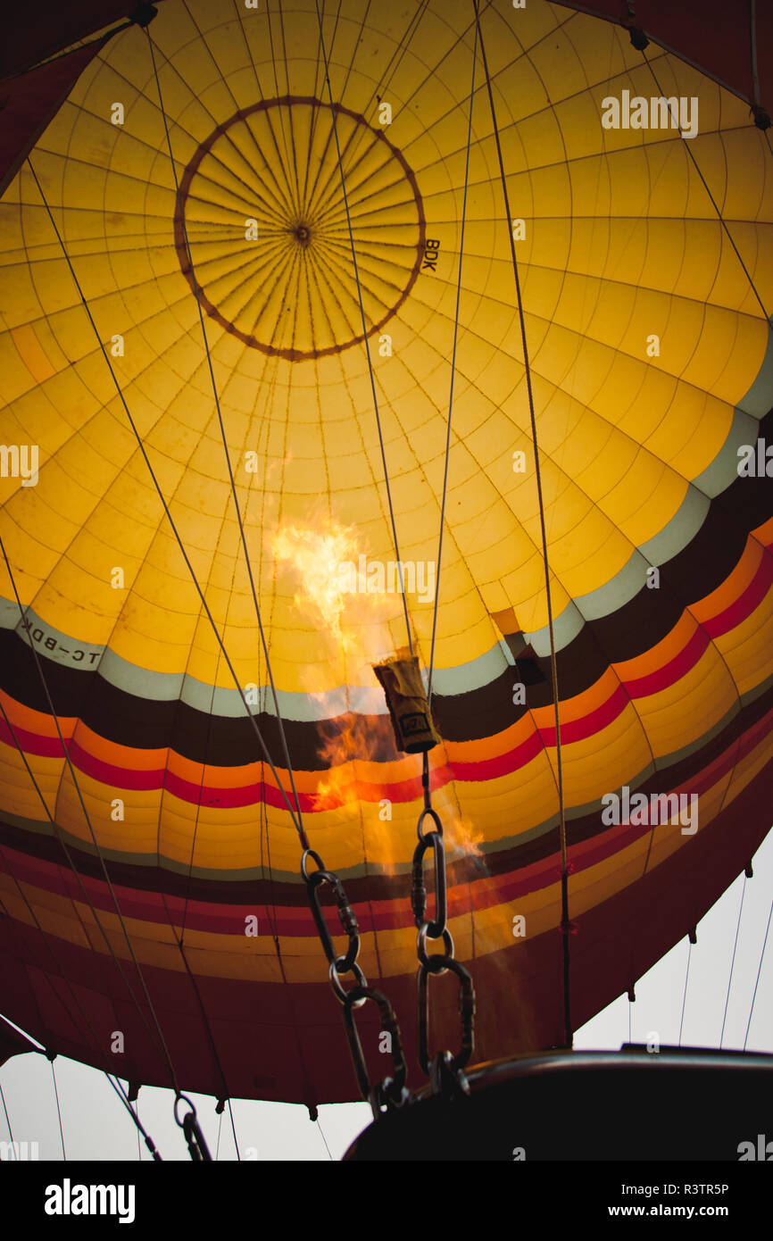 Goreme, Turchia - Aprile 4, 2012: i palloni ad aria calda per i turisti volare sopra le formazioni rocciose a sunrise nella valle della Cappadocia. Foto Stock