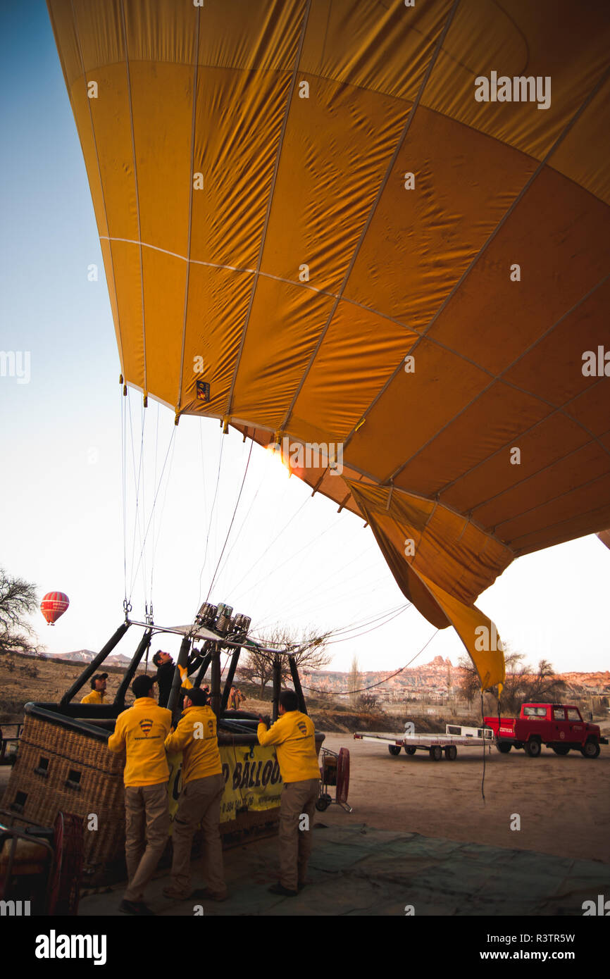Goreme, Turchia - Aprile 4, 2012: i palloni ad aria calda per i turisti volare sopra le formazioni rocciose a sunrise nella valle della Cappadocia. Foto Stock