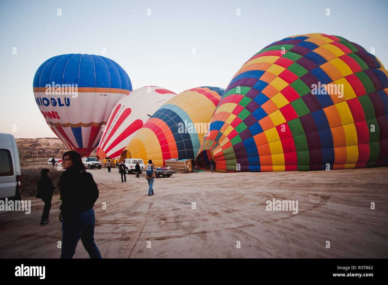 Goreme, Turchia - Aprile 4, 2012: i palloni ad aria calda per i turisti volare sopra le formazioni rocciose a sunrise nella valle della Cappadocia. Foto Stock