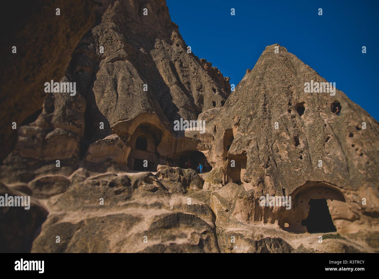 Cavusin, Turchia - Aprile 5, 2012: grotte scavate nella roccia come abitazioni nella città di Cavusin, nella regione turca della Cappadocia. Foto Stock