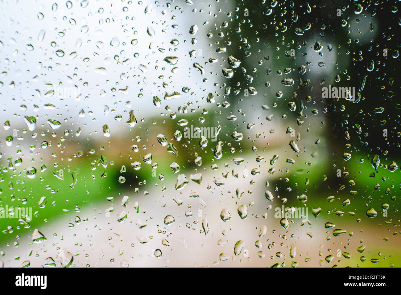 Gocce di pioggia in una giornata autunnale su una lastra di vetro. Foto Stock