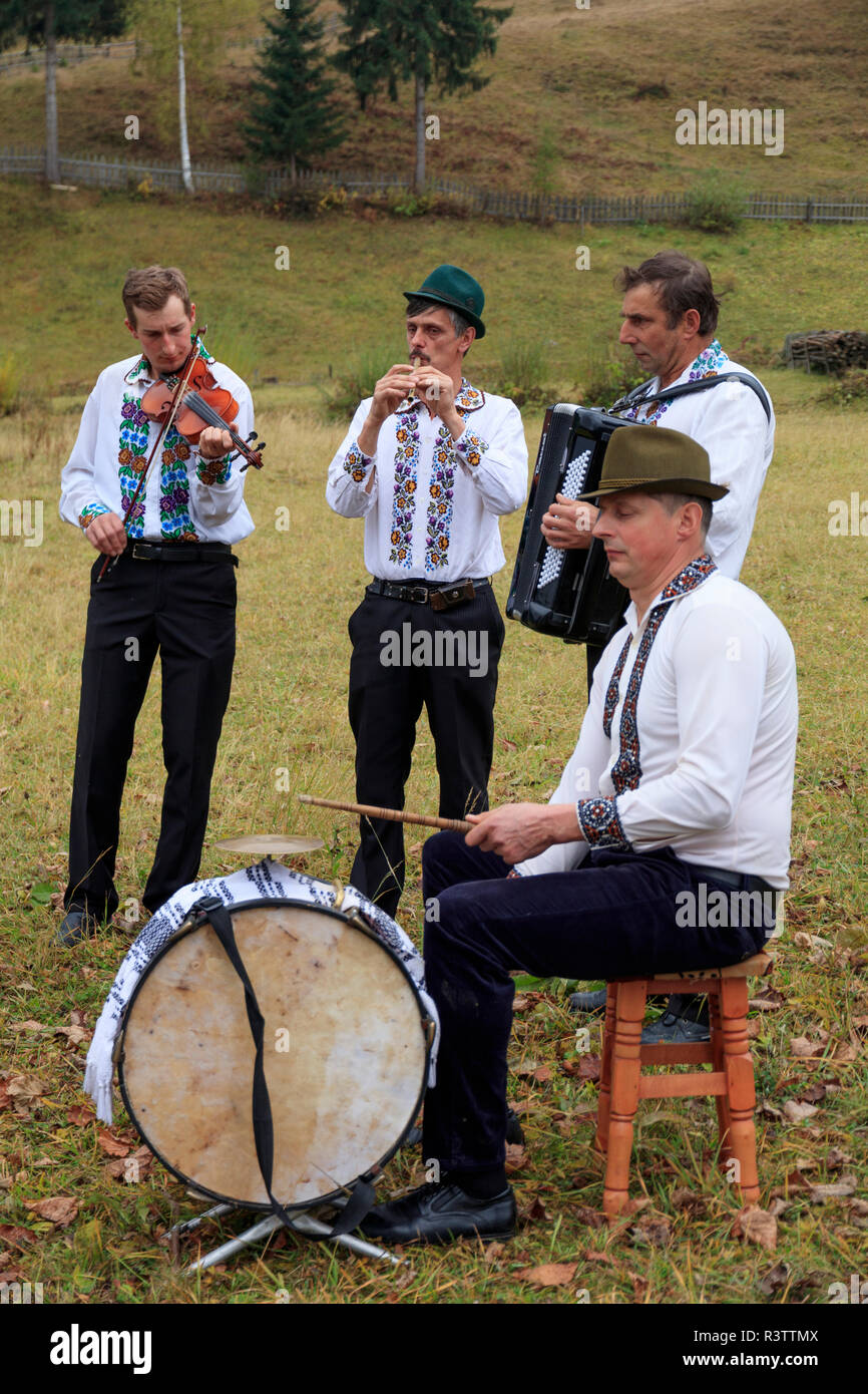 La Romania. Moldovita. Villaggio di musicisti, ballerini e patroni del cafè locale. Ensemble di musica. Foto Stock