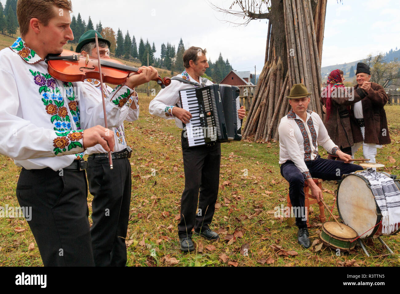 La Romania. Moldovita. Villaggio di musicisti, ballerini e patroni del cafè locale. Ensemble di musica. Foto Stock