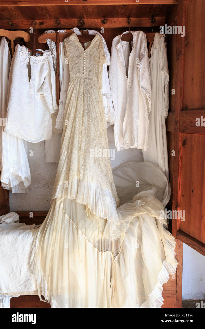 Isole Baleari Spagna, Mallorca. Esporles, La Granja museo. La stanza del cucito, abiti da sposa. Donna abbigliamento tradizionale. (Solo uso editoriale) Foto Stock