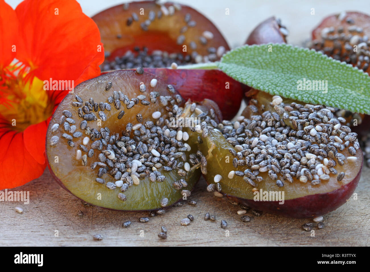 Zwetschgen gefÃ¼llt mit chiasamen Foto Stock