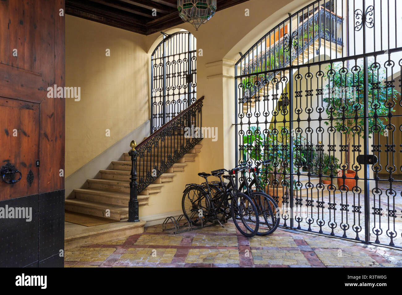 Isole Baleari Spagna, Mallorca. Palma de Mallorca. Barre decorative, cancelli in casa plaza. Foto Stock